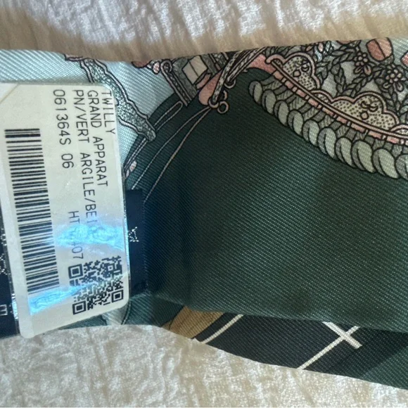 HERMES TWILLY BRAND NEW - Picture 2 of 3